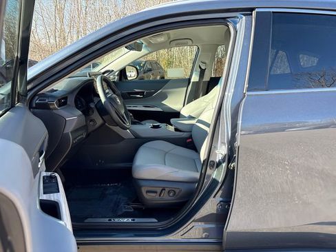 Used 2024 Toyota Venza XLE image 36