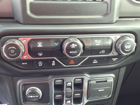 Used 2022 Jeep Gladiator Sport AWD/4WD image 17