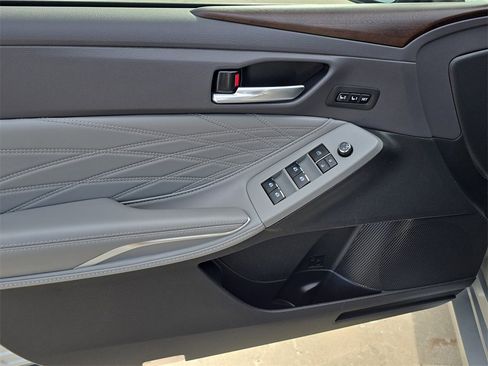 Used 2021 Toyota Avalon Limited image 19