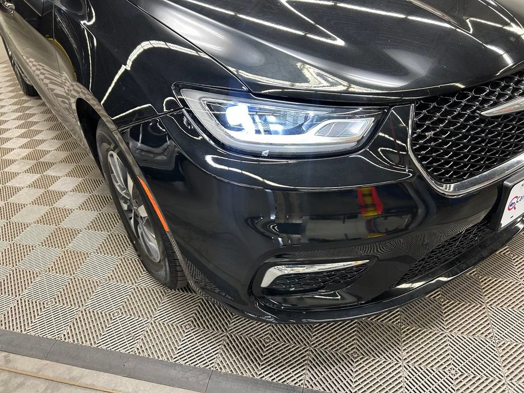 Used 2023 Chrysler Pacifica Touring-L FWD image 3