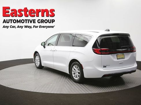 Used 2023 Chrysler Pacifica Touring-L FWD image 66