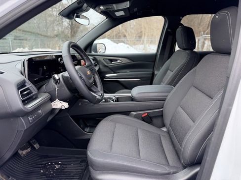 Used 2025 Chevrolet Traverse LT w/ Driver Confidence Package image 6