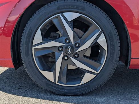 Used 2022 Hyundai Elantra Limited FWD image 15