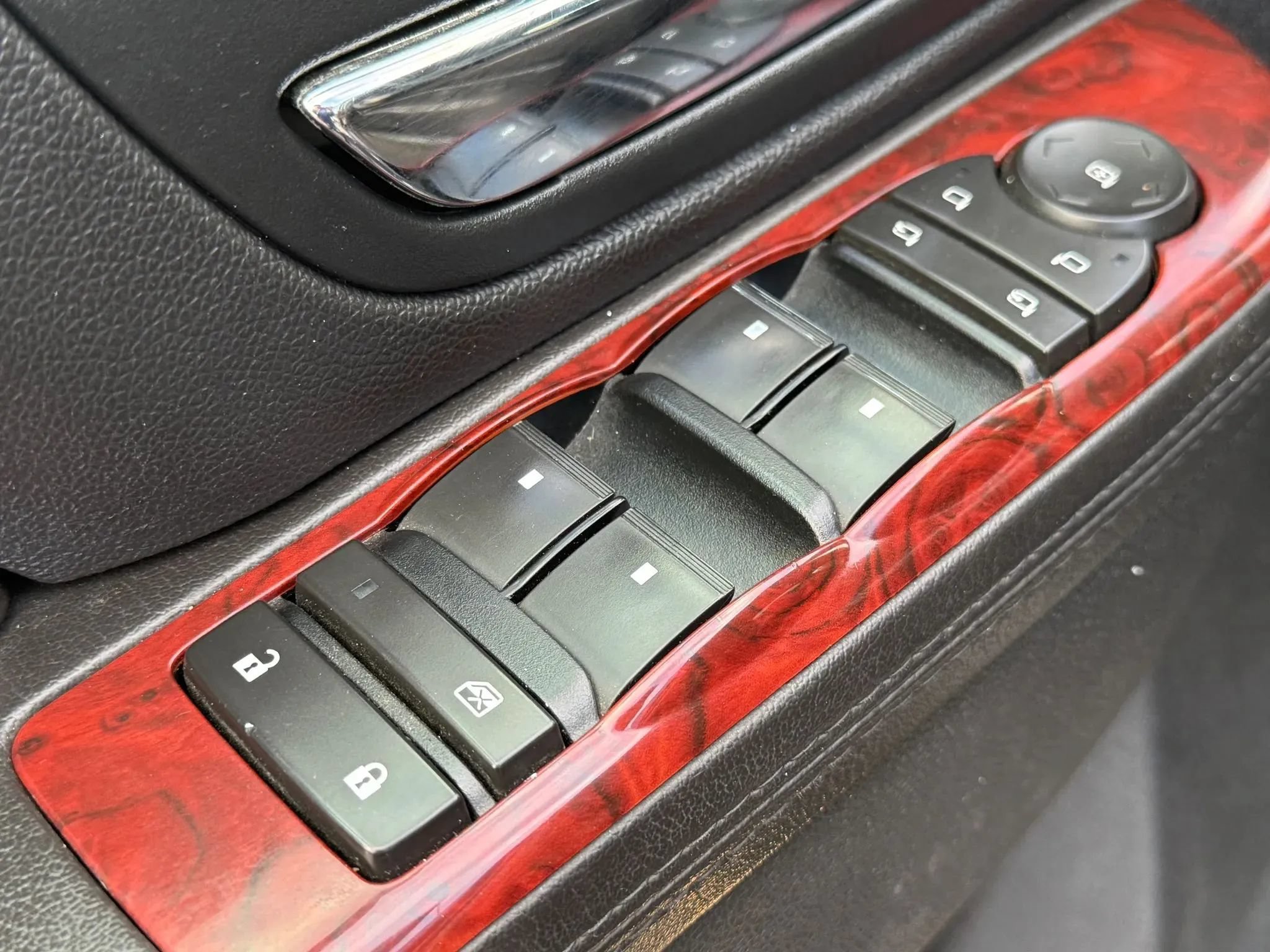 Used 2010 Cadillac Escalade AWD image 22