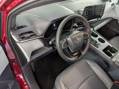 Used 2023 Toyota Sienna XSE FWD image 11