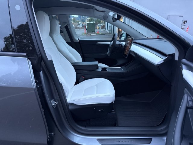 Used 2025 Tesla Model Y Long Range RWD image 9