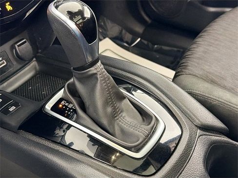 Used 2020 Nissan Rogue SV image 16