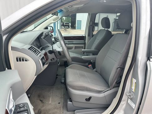 Used 2010 Chrysler Town & Country Touring FWD image 11