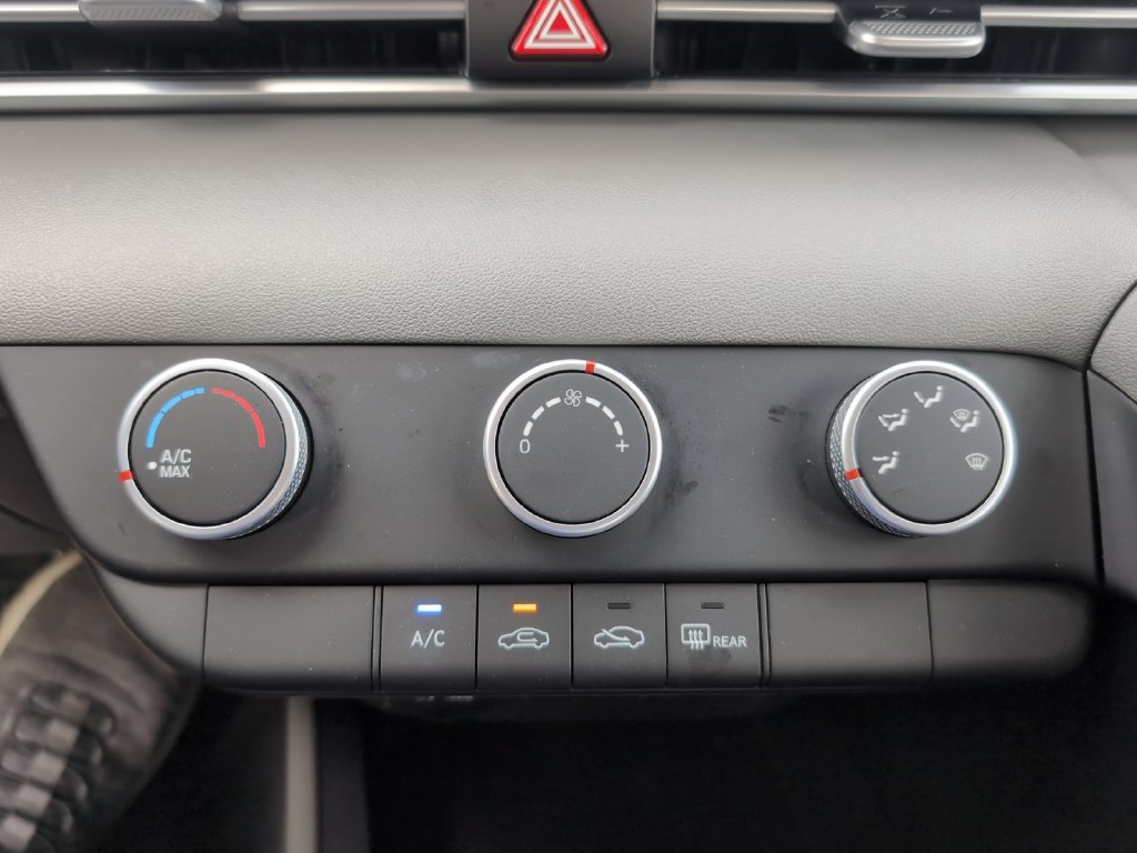 Used 2021 Hyundai Elantra SE FWD image 14