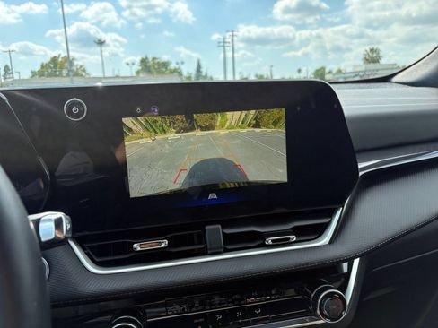 Used 2025 Chevrolet Equinox LT FWD image 24