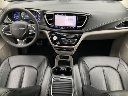 Used 2024 Chrysler Pacifica Select image 25