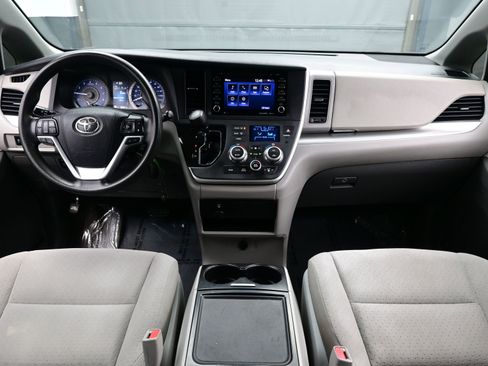 Used 2020 Toyota Sienna LE image 18