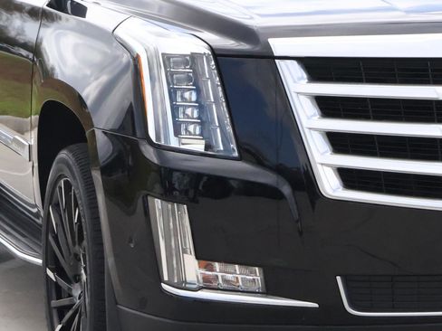 Used 2018 Cadillac Escalade Luxury image 9