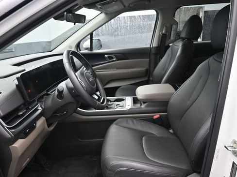 Used 2026 Kia Carnival FWD image 12