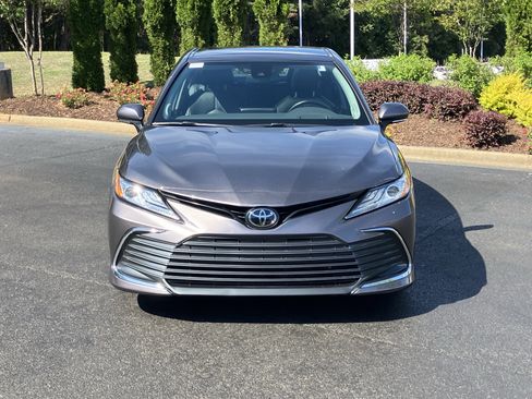 Used 2023 Toyota Camry XLE FWD image 3
