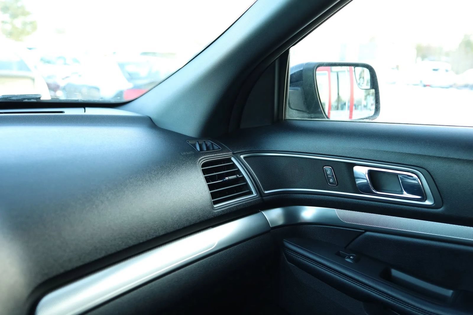 Used 2018 Ford Explorer XLT w/ Equipment Group 201A FWD image 27
