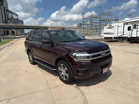 Used 2023 Ford Expedition XLT AWD/4WD image 2