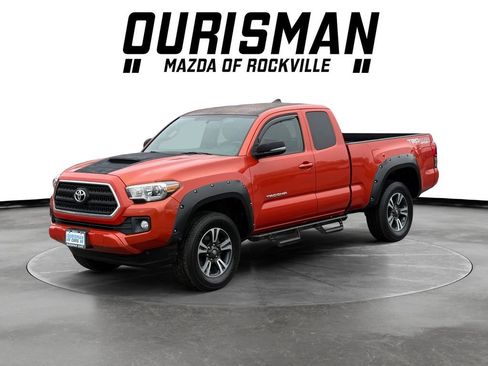 Used 2017 Toyota Tacoma TRD Sport image 2