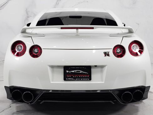 Used 2015 Nissan GT-R Premium image 9