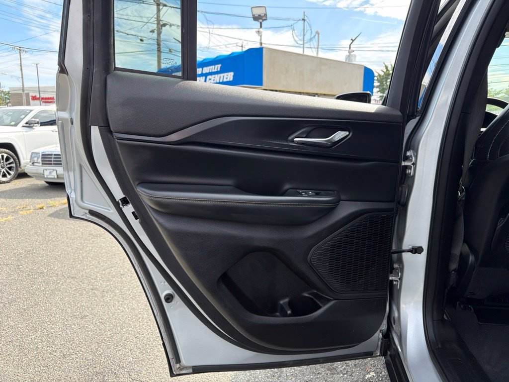 Used 2024 Jeep Grand Cherokee Altitude RWD image 22