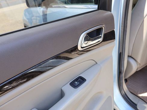 Used 2012 Jeep Grand Cherokee Laredo AWD/4WD image 16
