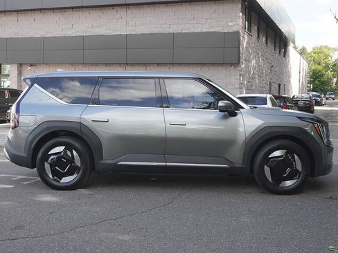 Used 2024 Kia EV9 Light Long Range RWD image 19