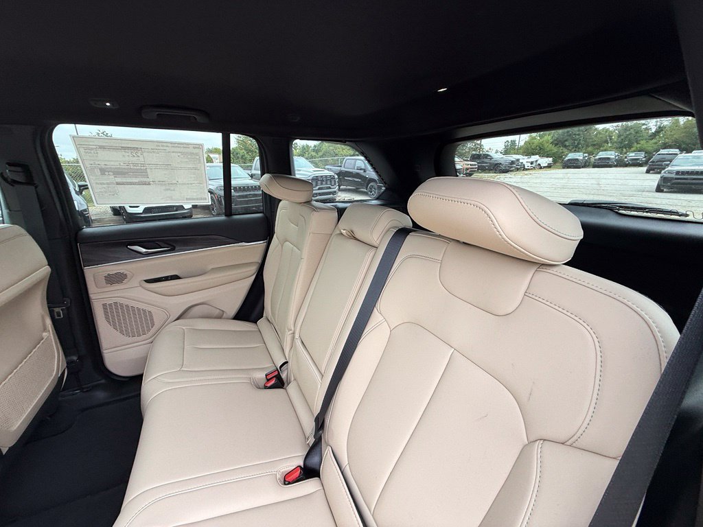 New 2027 Jeep Grand Cherokee Limited AWD/4WD image 24