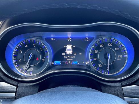 Used 2018 Chrysler 300 Touring w/ Sport Appearance Package image 20