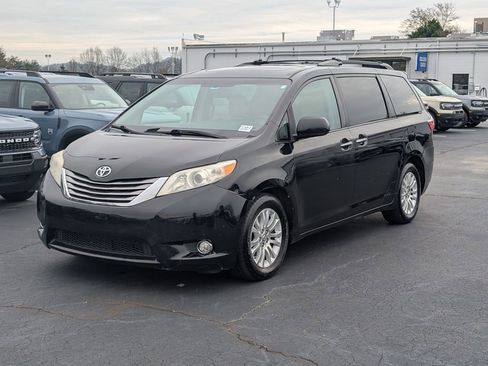 Used 2017 Toyota Sienna L image 3