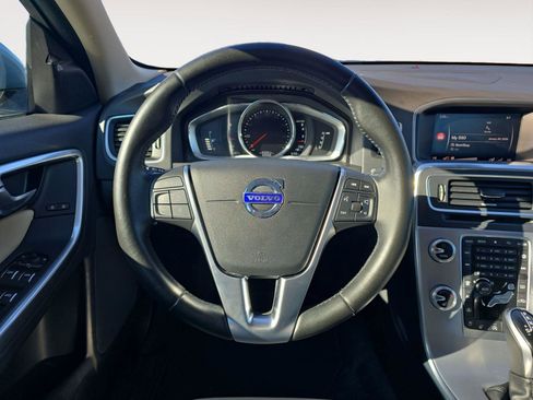 Used 2018 Volvo S60 T5 Inscription image 11