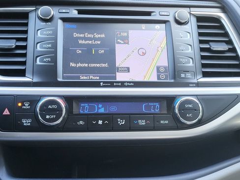 Used 2018 Toyota Highlander XLE FWD image 19