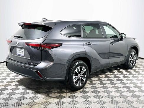 Used 2024 Toyota Highlander XLE image 7