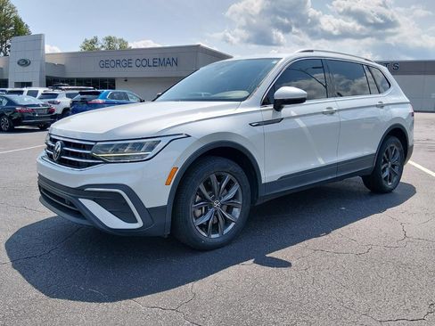 Used 2023 Volkswagen Tiguan SE w/ Panoramic Sunroof Package FWD image 8