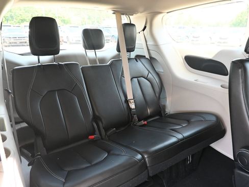 Used 2023 Chrysler Pacifica Touring-L FWD image 28