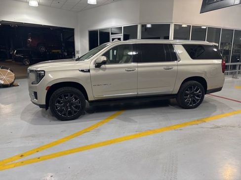 Used 2021 GMC Yukon XL Denali w/ Denali Premium Package image 5