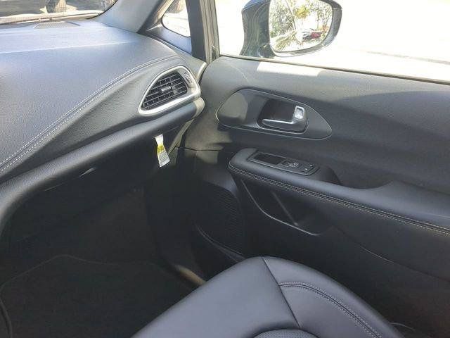 Certified 2025 Chrysler Pacifica Select FWD image 19
