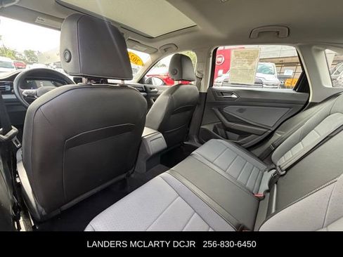 Used 2025 Volkswagen Jetta SE FWD image 17