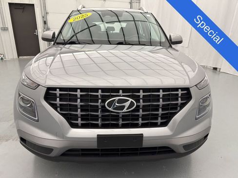 Used 2025 Hyundai Venue SEL FWD image 2