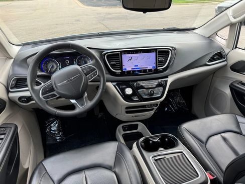 Used 2023 Chrysler Pacifica Touring-L FWD image 5
