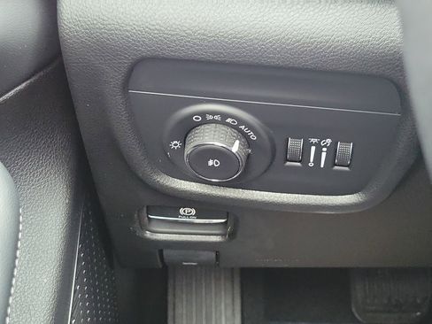 Used 2024 Jeep Grand Cherokee Limited image 12