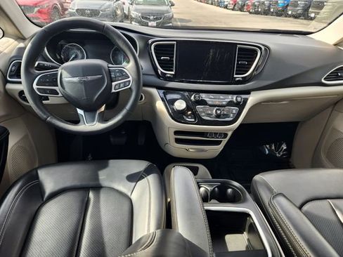 Used 2023 Chrysler Pacifica Touring-L FWD image 10