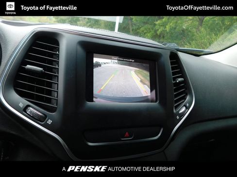 Used 2019 Jeep Cherokee Latitude w/ Cold Weather Group AWD/4WD image 4