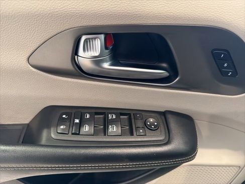Used 2022 Chrysler Pacifica Touring-L FWD image 9