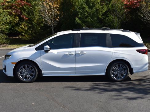 New 2026 Honda Odyssey Touring image 4