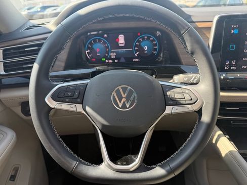 Used 2024 Volkswagen Atlas SE w/ Panoramic Sunroof Package FWD image 12