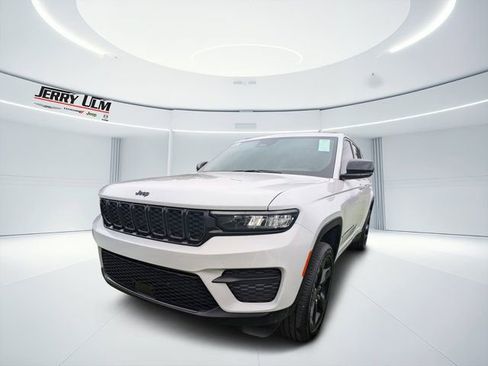 New 2025 Jeep Grand Cherokee Altitude RWD image 6