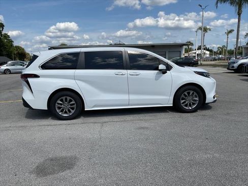 Used 2024 Toyota Sienna LE FWD image 17