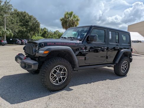 Used 2025 Jeep Wrangler Unlimited Rubicon w/ Convenience Group AWD/4WD image 9