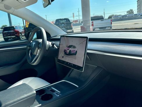 Used 2022 Tesla Model Y Long Range image 3
