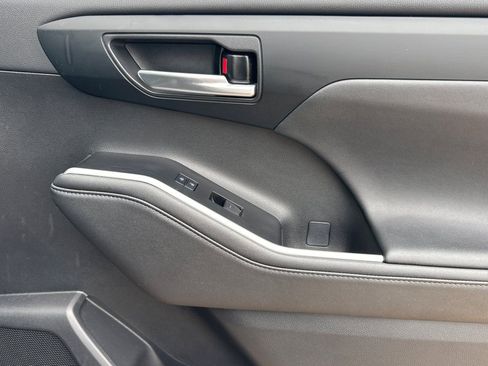 Used 2023 Toyota Highlander XLE image 23